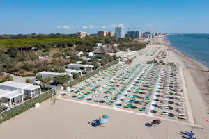 Holiday Village Florenz - Luftaufnahme des Campingplatzes am Strand