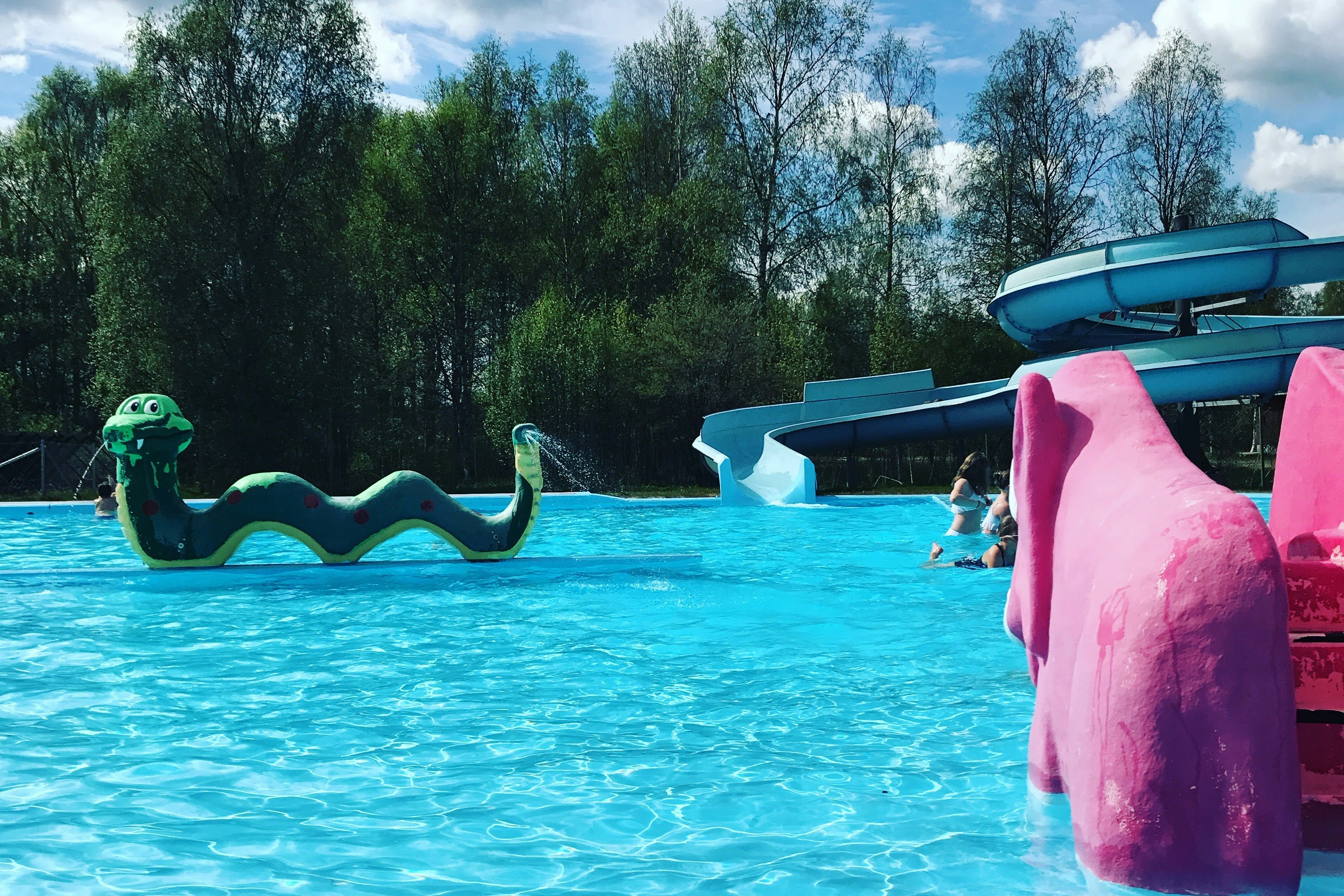 Norrsken Lodge - Gäste liegen am Pool in der Sonne