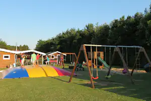 Holme Å Camping - Spielplatz mit Kindern vom Campingplatz