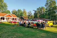 Holsljunga Camping & Café - Gäste beim gemeinsamen Zusammensitzen auf dem Campingplatz