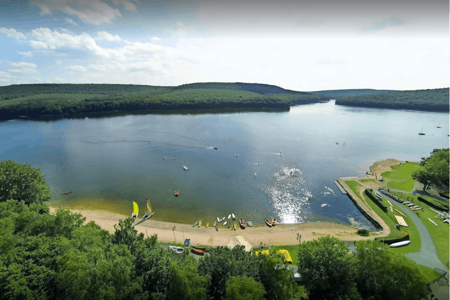 Homair Camping Le Lac des Vieilles Forges  -  Luftaufnahme vom Campingplatz am See Lac des Vieilles Forges