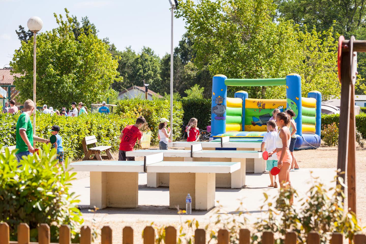 Homair Camping Le Soleil des Landes  - Kinderspielplatz mit Tischtennisplatten