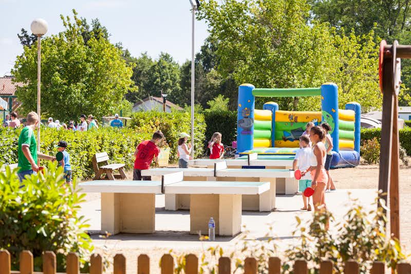 Homair Camping Le Soleil des Landes  - Kinderspielplatz mit Tischtennisplatten