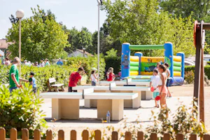 Homair Camping Le Soleil des Landes - Kinderspielplatz mit Tischtennisplatten