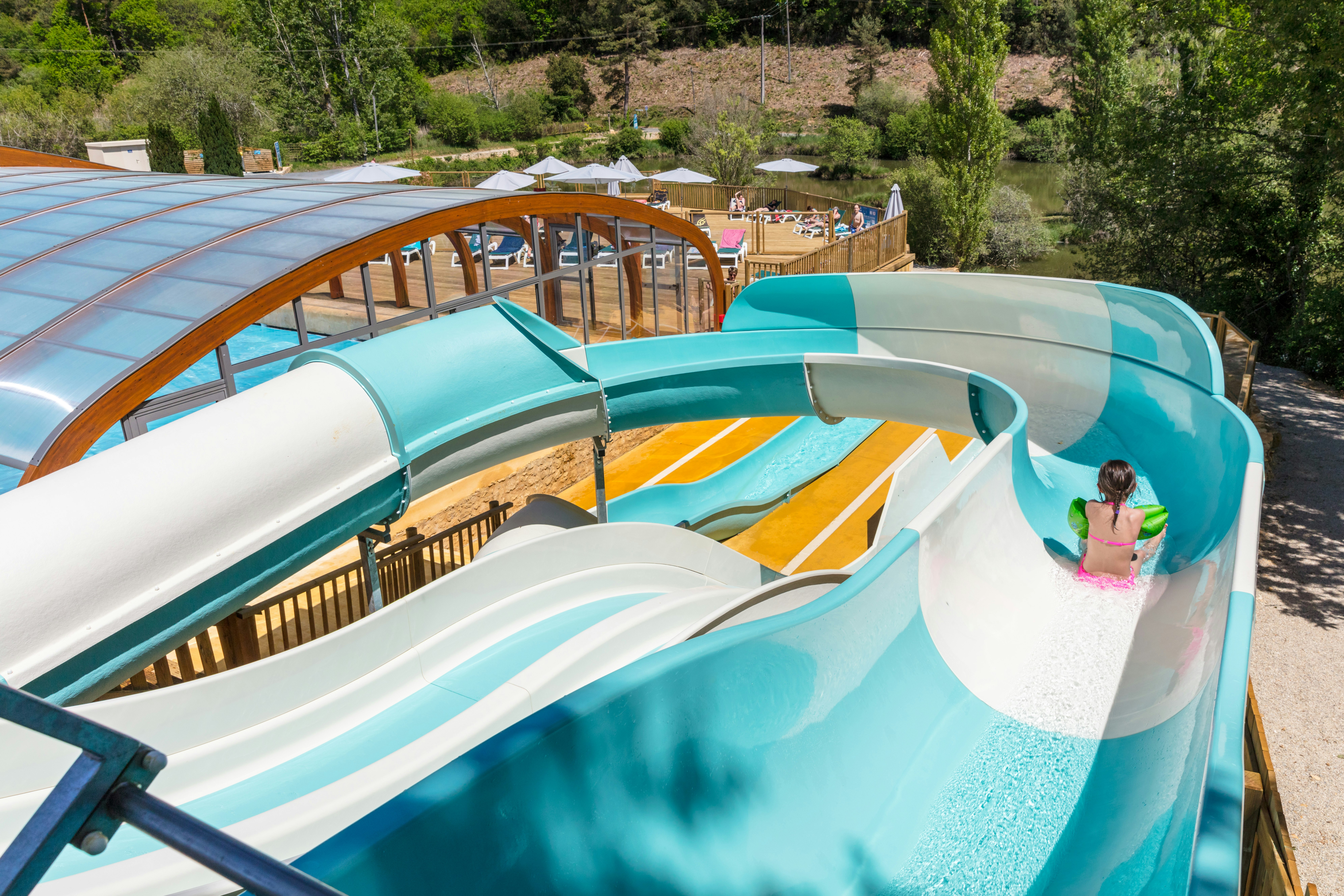 Homair Camping Le Val d'Ussel - Kind auf der Wasserrutsche im Pool 