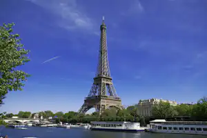 Homair Camping Paris Est - Blick auf Eiffelturm in der Nähe vom Campingplatz--