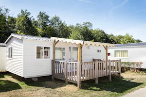 Homair Camping Paris Est - Mobilheim mit Terrasse auf dem Campinglatz