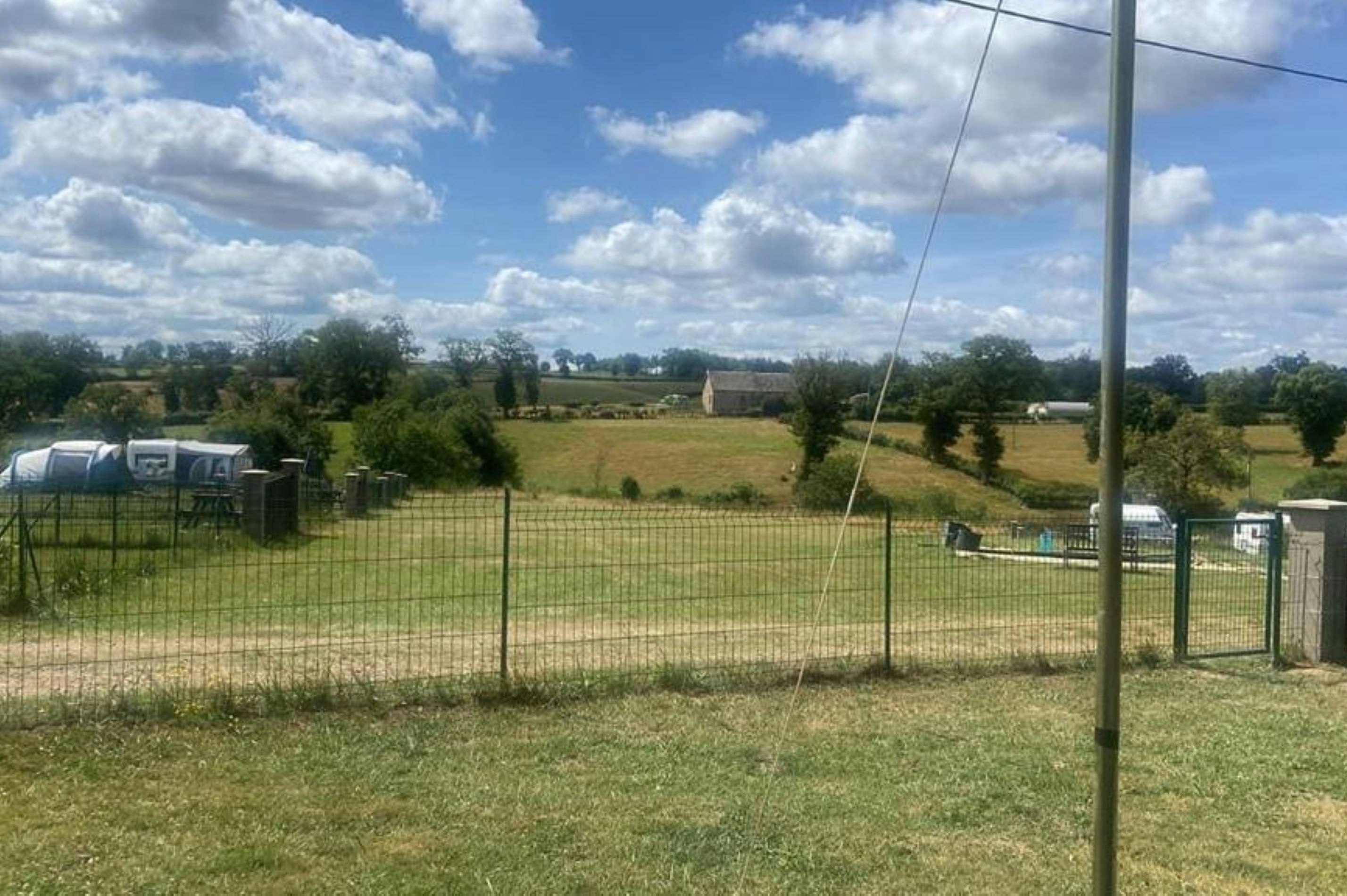 Hondencamping & Gîte Les Cerisiers - Standplätze auf der Wiese auf dem Campingplatz