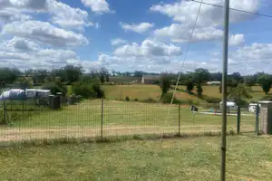 Hondencamping & Gîte Les Cerisiers - Standplätze auf der Wiese auf dem Campingplatz