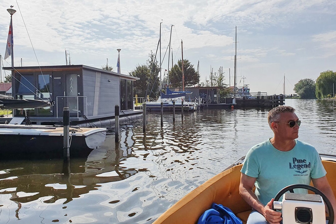 Hoora Heeg - Camper beim Bootfahren am Campingplatz