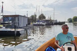 Hoora Heeg - Camper beim Bootfahren am Campingplatz