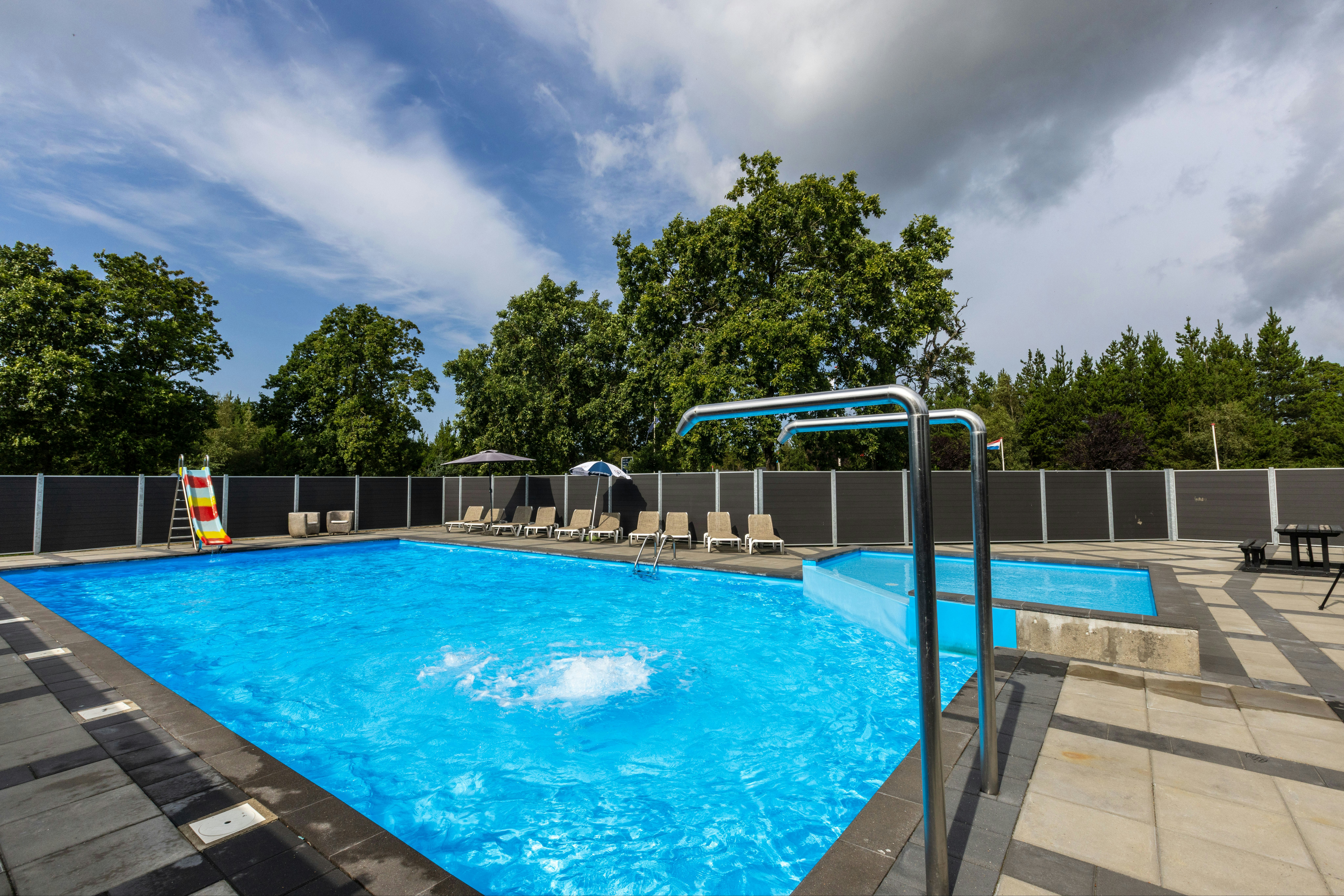 Houstrup Camping  - Pool im Freien mit Liegestühlen und Sonnenschirmen