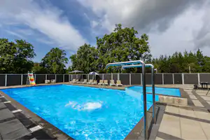 Houstrup Camping - Pool im Freien mit Liegestühlen und Sonnenschirmen