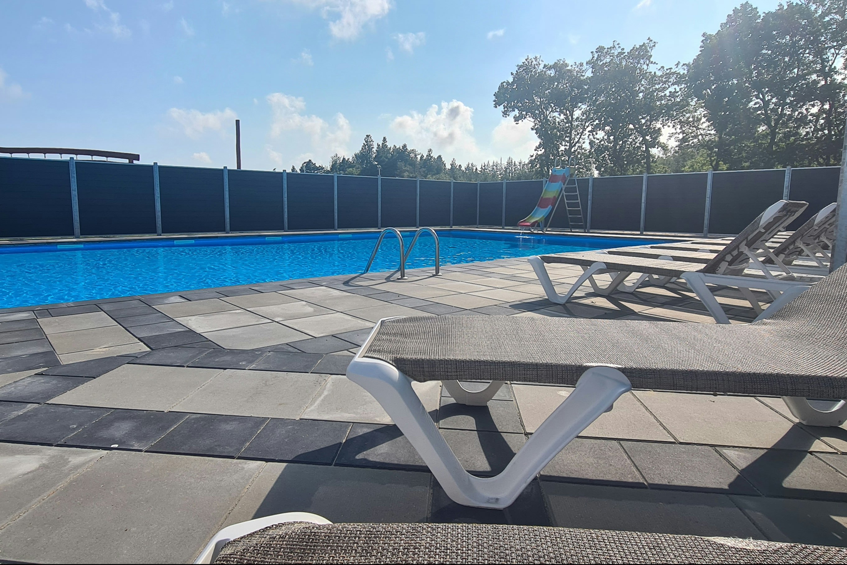 Houstrup Camping - Pool mit Liegen