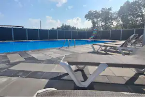 Houstrup Camping - Pool mit Liegen