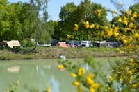 HUB Vakantieparken Drentse Weelde - Blick auf die Stellplätze am Ufer