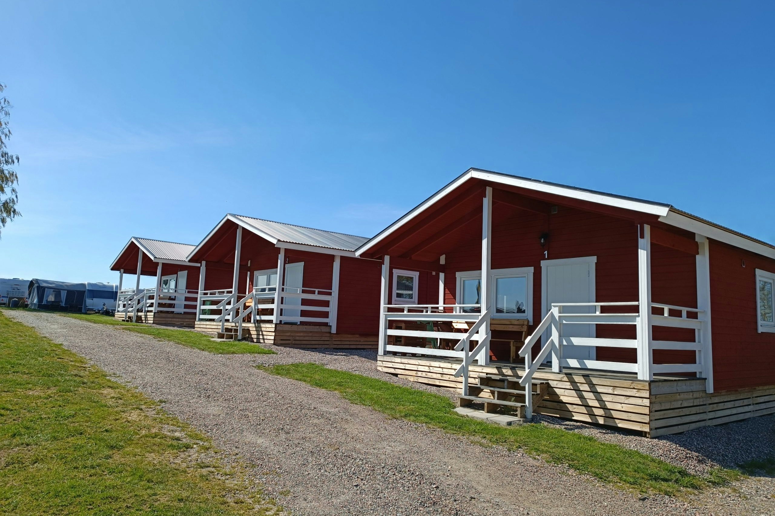 Husabergsudde Camping - Mietunterkünfte mit kleinen Terrassen