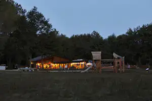 Huttopia Caminos de Galicia - Kinderspielplatz auf dem Campingplatz