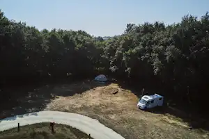 Huttopia Caminos de Galicia - Standplätze auf dem Campingplatz