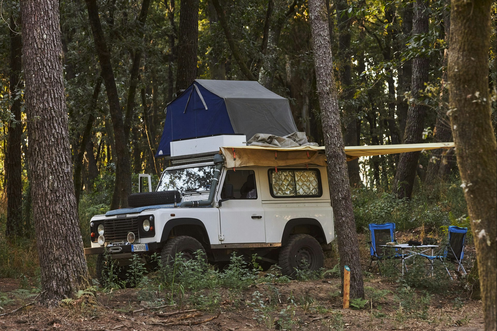 Huttopia Caminos de Galicia - Standplätze zwischen den Bäumen auf dem Campingplatz
