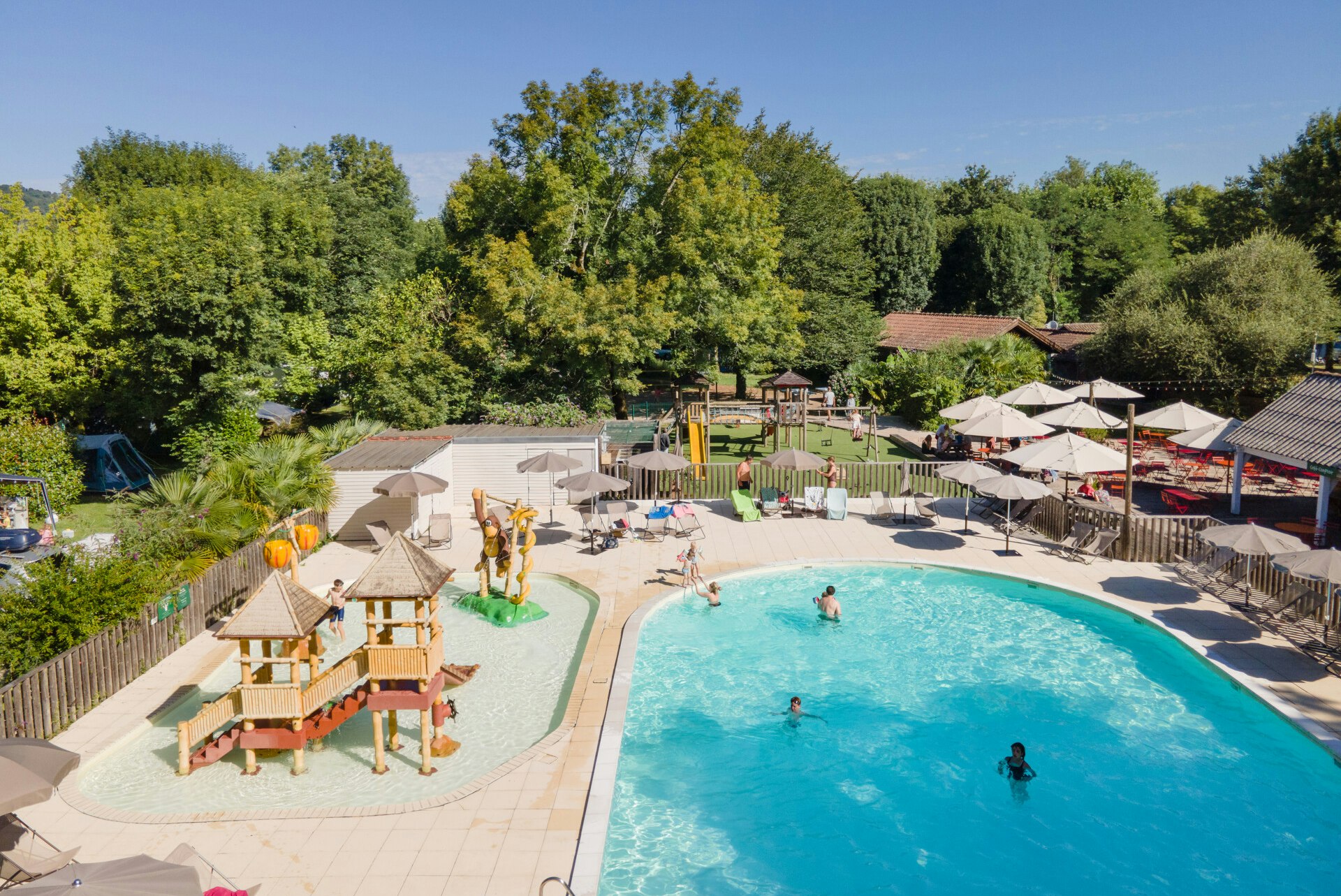 Huttopia Beaulieu sur Dordogne - Blick auf das Freibad mit Wasserspielplatz für Kinder