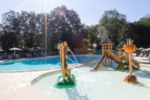 Huttopia Beaulieu sur Dordogne Huttopia Camping Beaulieu sur Dordogne - Pool im Freien mit Kinderbereich