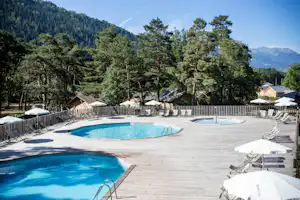 Huttopia Camping Bourg Saint Maurice - Campingplatzanlage mit Pool und Liegestühlen in der Sonne