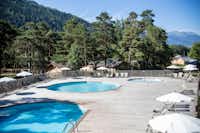 Huttopia Camping Bourg Saint Maurice - Campingplatzanlage mit Pool und Liegestühlen in der Sonne