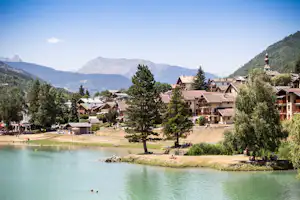 Huttopia Camping Bozel en Vanoise - Blick auf Strand vom Badeteich von Bosel in der Umgebung vom Campingplatz
