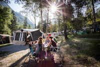 Huttopia Camping Bozel en Vanoise - Camper sitzen vor ihrem Zelt auf dem Zeltplatz vom Campingplatz