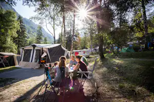 Huttopia Camping Bozel en Vanoise - Camper sitzen vor ihrem Zelt auf dem Zeltplatz vom Campingplatz