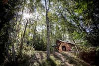 Huttopia Camping Bozel en Vanoise - Glamping Zelt im Wald auf dem Gelände vom Campingplatz