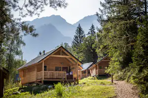 Huttopia Camping Bozel en Vanoise - Mobilheime mit Veranda mit Blick auf die Berge auf dem Campingplatz