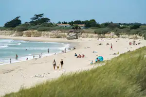Huttopia Camping Côte Sauvage - Gäste vom Campingplatz am Spazieren und Baden am Strand auf dem Campingplatz