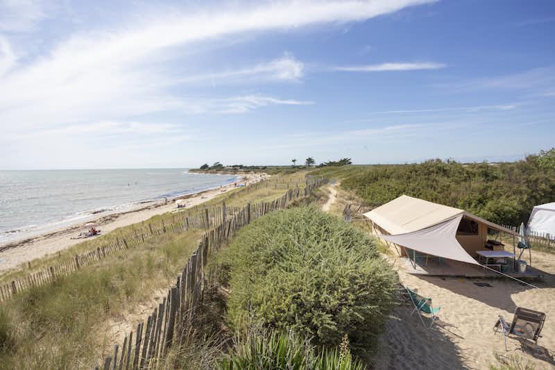 Huttopia Camping Côte Sauvage - Glamping Zelt mit dem Blick auf die Meeresküste auf dem Campingplatz