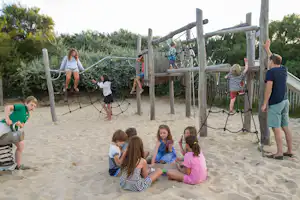 Huttopia Camping Côte Sauvage - Campinganlage mit Spielplatz und Rutsche