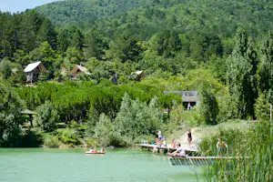 Huttopia Village Dieulefit huttopia camping dieulefit - Teich mit Steg auf dem Campingplatz