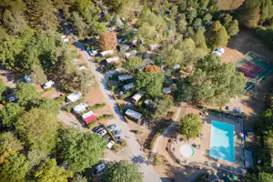 Huttopia Camping Divonne Les Bains - Campingplatz aus der Vogelperspektive