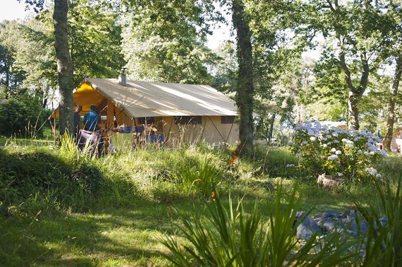  Huttopia Camping Douarnenez  -  Glampingzelt mit Veranda im Grünen auf dem Campingplatz  