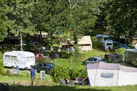 Huttopia Camping Douarnenez -  Wohnwagen- und Wohnmobilstellplätzen zwischen Bäumen