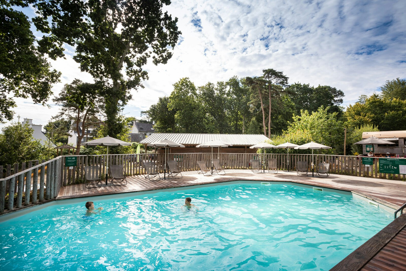 Huttopia Douarnenez  Huttopia Camping Douarnenez  - Pool im Freien mit Liegestühlen und Sonnenschirmen