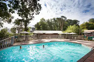 Huttopia Douarnenez Huttopia Camping Douarnenez - Pool im Freien mit Liegestühlen und Sonnenschirmen