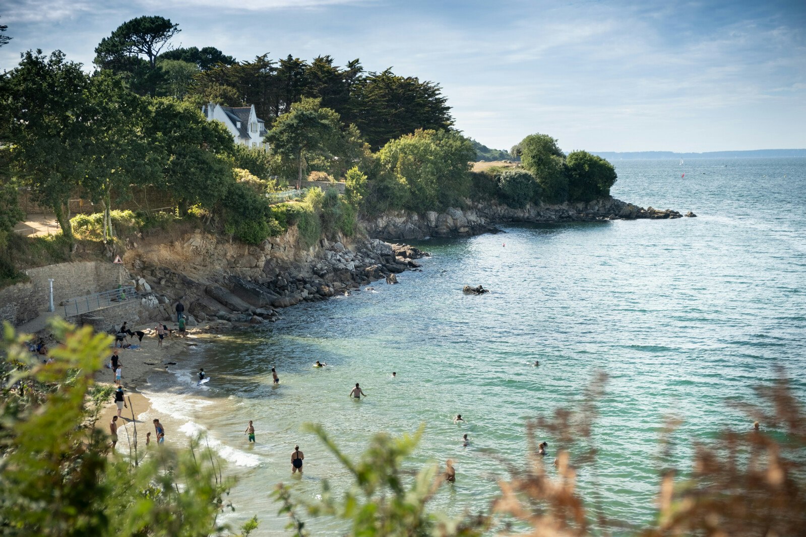 Huttopia Douarnenez  Huttopia Camping Douarnenez - Blick auf die Badebucht auf dem Campingplatz