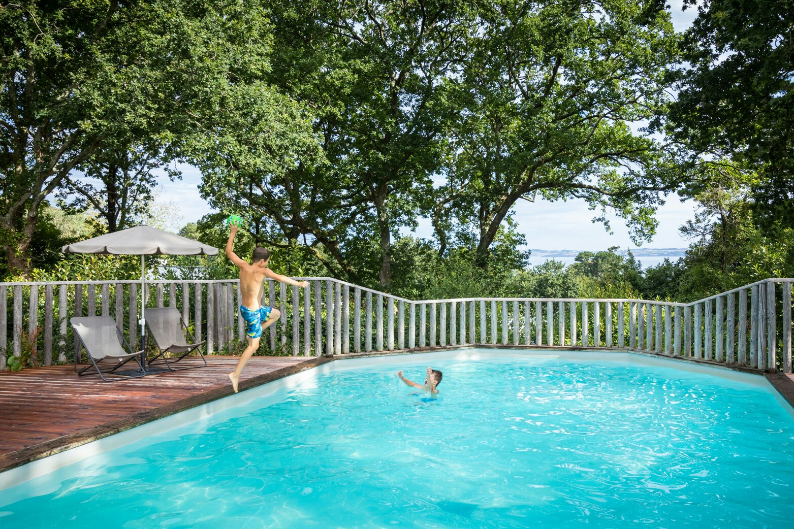 Huttopia Douarnenez  Huttopia Camping Douarnenez - Kinder spielen im Pool des Campingplatzes