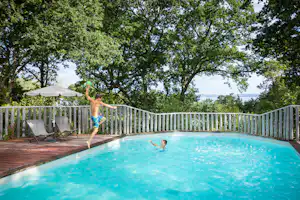 Huttopia Douarnenez Huttopia Camping Douarnenez - Kinder spielen im Pool des Campingplatzes