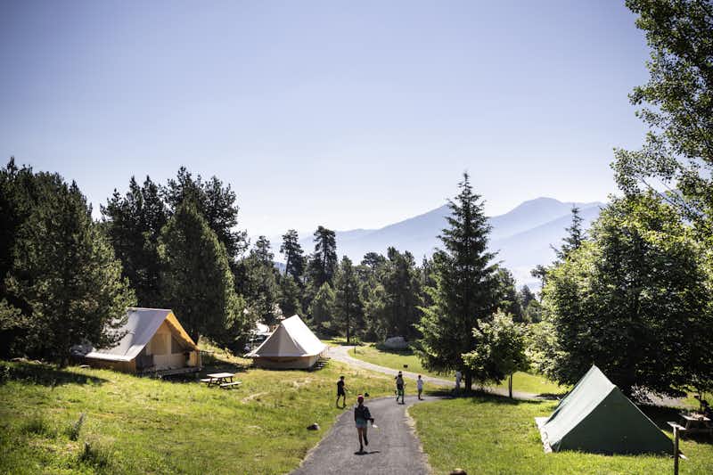 Huttopia Camping Font-Romeu - Blick auf die Zeltplätze auf dem Campingplatz