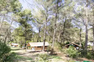Huttopia Camping Fontvieille - Übersicht auf das gesamte Campingplatz Gelände