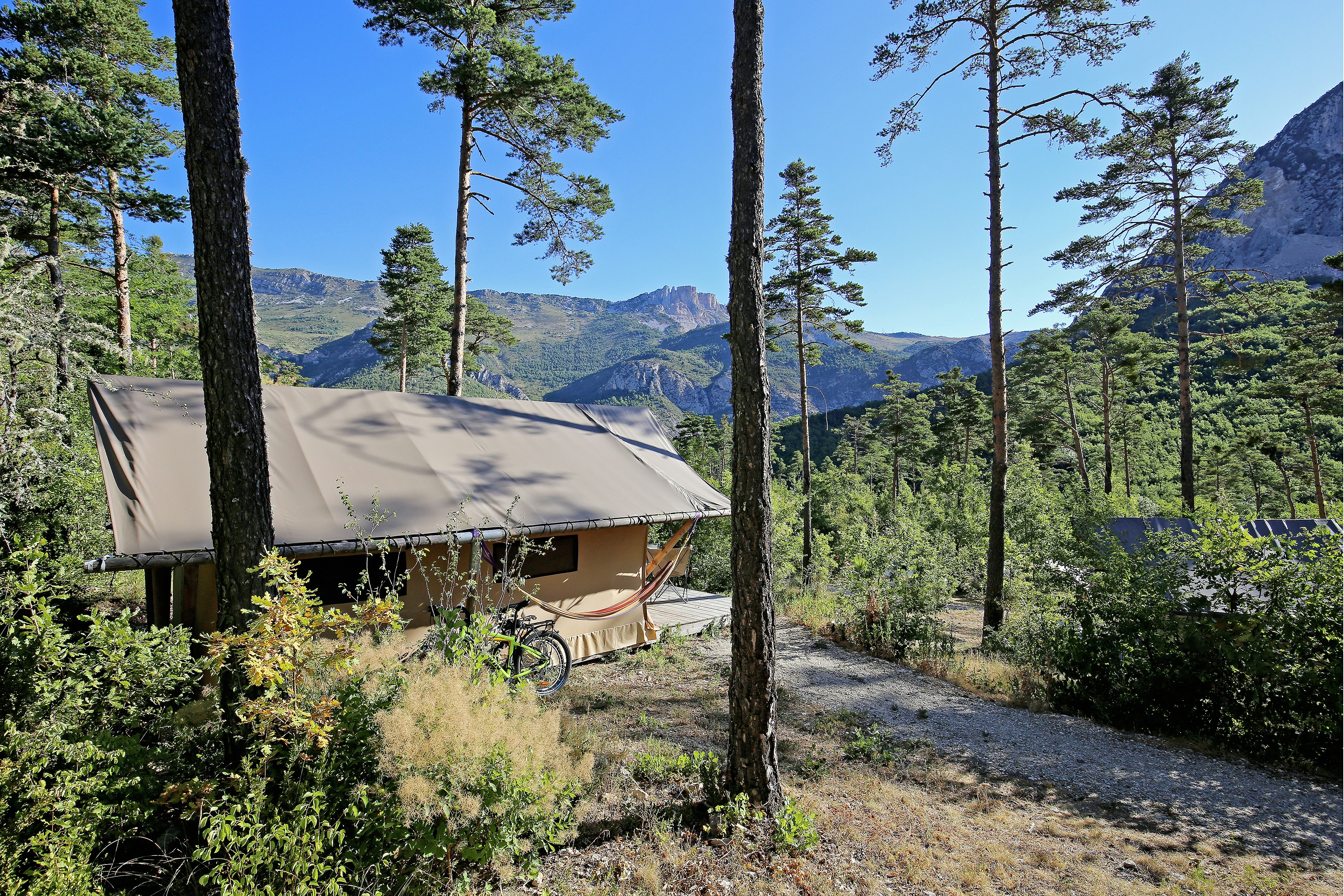 Huttopia Gorges du Verdon  Huttopia Camping Gorges du Verdon - Mietunterkunft mit Blick in den Wald