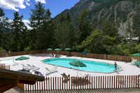 Huttopia Camping La Clarée - Poolbereich vom Campingplatz mit Liegestühlen und Sonnenschirmen