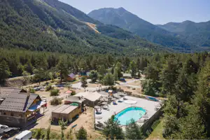 Huttopia La Clarée Huttopia Camping La Clarée - Luftaufnahme des Campingplatzes mit Pool